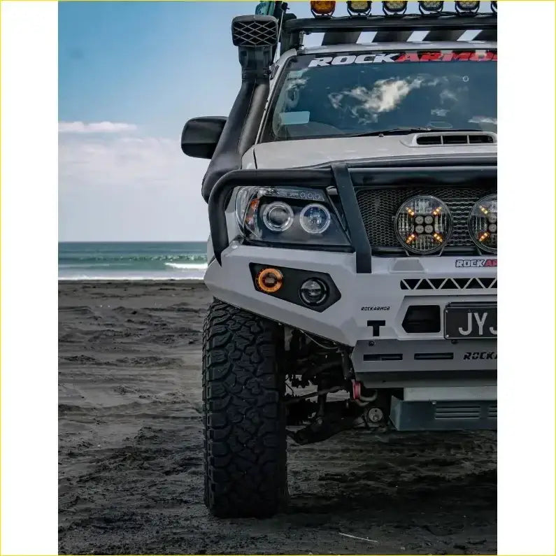 White rockarmor front bumper with black accents and integrated led lights for toyota hilux n70 2005-2011 rock pack